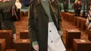 Poppy Delevinge tampak awet muda dengan long sleeve hitam dan rok mini berkancing ganda. Ia lengkapi busananya dengan trench coat berwarna gelap dan boots tinggi [Burberry]