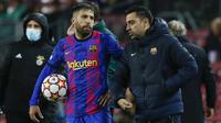 Barcelona memulai pertandingan dengan cukup meyakinkan. Skuat asuhan Xavi Hernandez konsisten membangun serangan ke lini pertahanan Benfica. Namun, usaha tuan rumah belum membuahkan hasil. (AP/Joan Monfort)