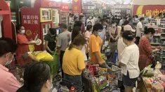 Orang-orang membeli barang di supermarket di Wuhan, provinsi Hubei pada 2 Agustus 2021. Pihak berwenang di Wuhan akan melakukan tes COVID-19 terhadap seluruh penduduk, setelah kota di China Tengah ini melaporkan infeksi lokal pertamanya dalam lebih dari setahun. (STR / AFP)