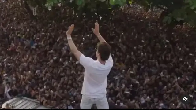 Dengan ramahnya, Shah Rukh Khan menyapa mereka yang disambut teriakan dari ribuan orang. (Foto: Instagram/@iamsrk)