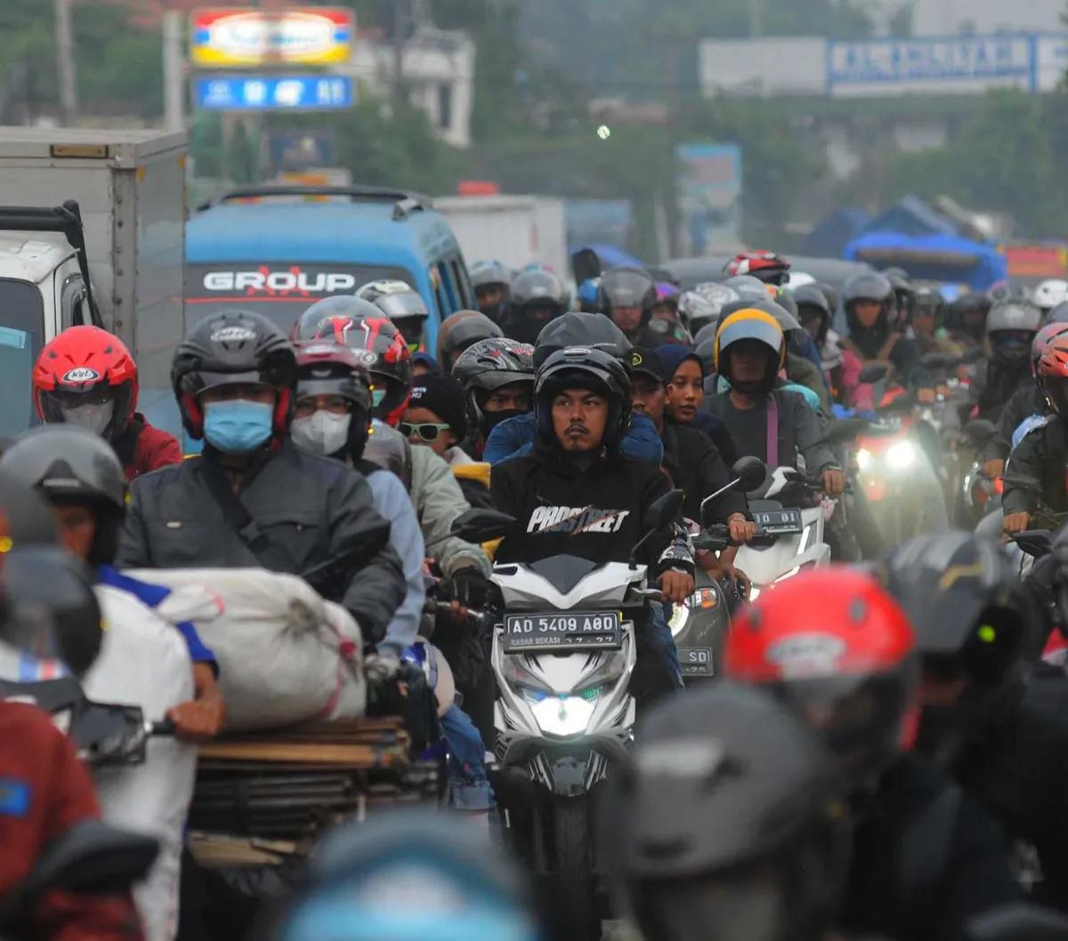 Seperti cerita Ihsan (55), yang nekat mudik menempuh jarak 550 Km bersama sang putri. Waktu tempuhnya kurang lebih capai 20 jam dari Musi Banyuasin ke Bengkulu.