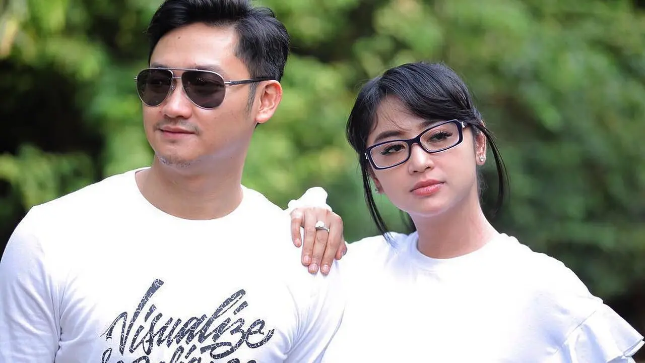 [Bintang] Dewi Perssik dan Angga Wijaya