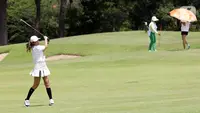 Pemain golf melakukan approach shot di Bali National Golf Club (28/11/2021). Ajang bergengsi Xpora Virtual Golf Tour 2021 menjadi momentum pelaku UMKM mengakselerasi kinerja di akhir tahun 2021 yang terlibat dalam pemenuhan konsumsi, hingga pakaian dari para peserta. (Liputan6.com/HO/BNI)