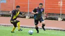 Wagub DKI Jakarta, Sandiaga Uno (kanan) mencoba melewati kawalan pemain Artis Komando FC di Stadion Soemantri Brodjonegoro, Jakarta, Senin (29/1). Tiga tim beradu kemampuan dalam ajang Trofeo 2018. (Liputan6.com/Helmi Fithriansyah)