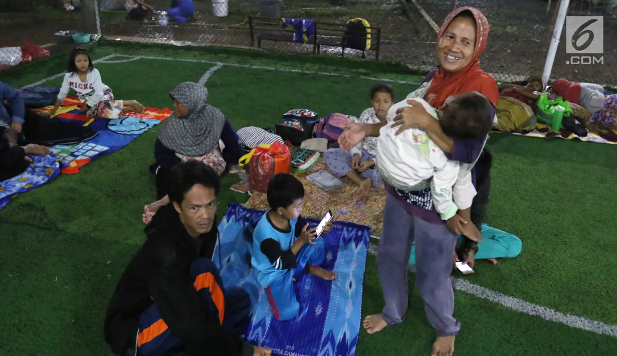 Warga korban Tsunami Anyer mengungsi di lapangan futsal Labuan, Banten, Minggu (23/12). Akibat adanya pengungsi, petugas medis dan Dinas Sosial dikerahkan untuk menangani pengungsi. (Liputan6.com/Angga Yuniar)