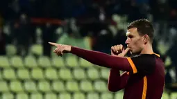 Pemain Roma, Edin Dzeko merayakan gol ke gawang Capri pada lanjutan Liga Italia Serie A pekan ke-25 di Stadion Alberto Braglia, Modena. (AFP / Giuseppe Cacace)
