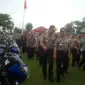 Kapolri Tito Karnavian‎ bersama Kapolda Sumsel Irjen Pol Agung Budi Maryoto saat memantau kendaraan pemadan kebakaran (Liputan6.com/Nefri Inge)