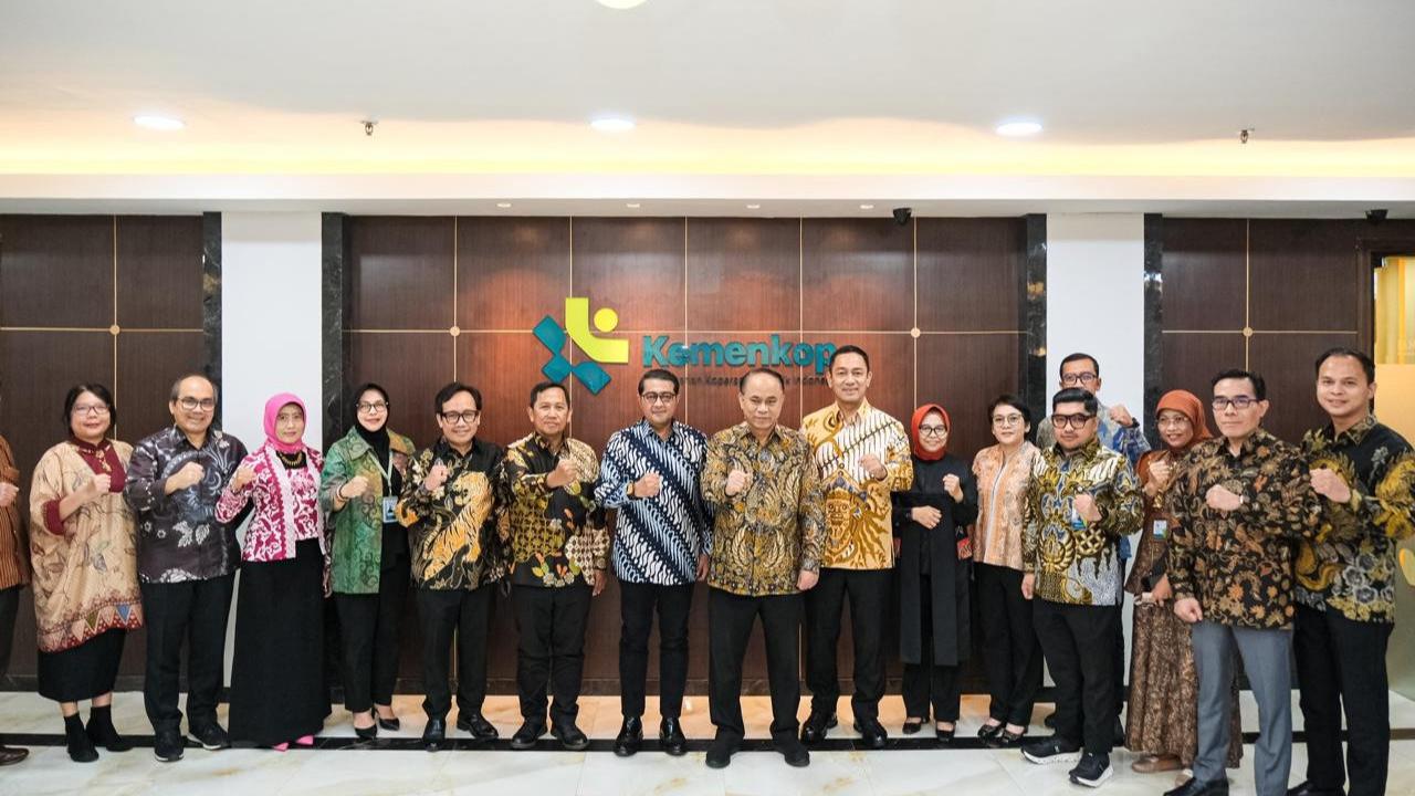 Menteri Ekraf Teuku Riefky Harsya dan Menkop Budi Arie Setiadi teken MoU