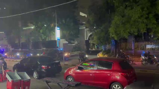 Aksi konvoi personel Brigade Mobil (Brimob) Polri memakai sepeda motor trail dan mobil menggeruduk Gedung Kejaksaan Agung (Kejagung) di Jalan Panglima Polim, Kebayoran Baru, Jakarta Selatan. (Tangkapan layar)