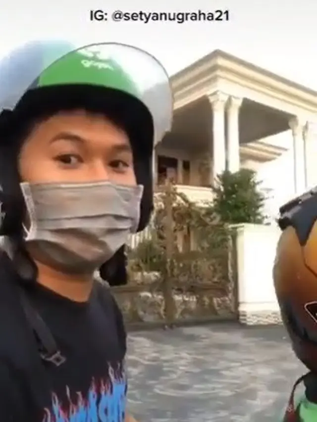 viral video pria keliling rumah naik gojek
