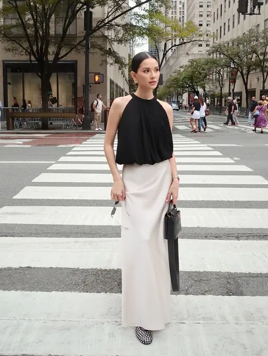 <p>Gaya ini mengedepankan kesederhanaan namun tetap terlihat elegan dan stylish. [@alyssadaguise]</p>