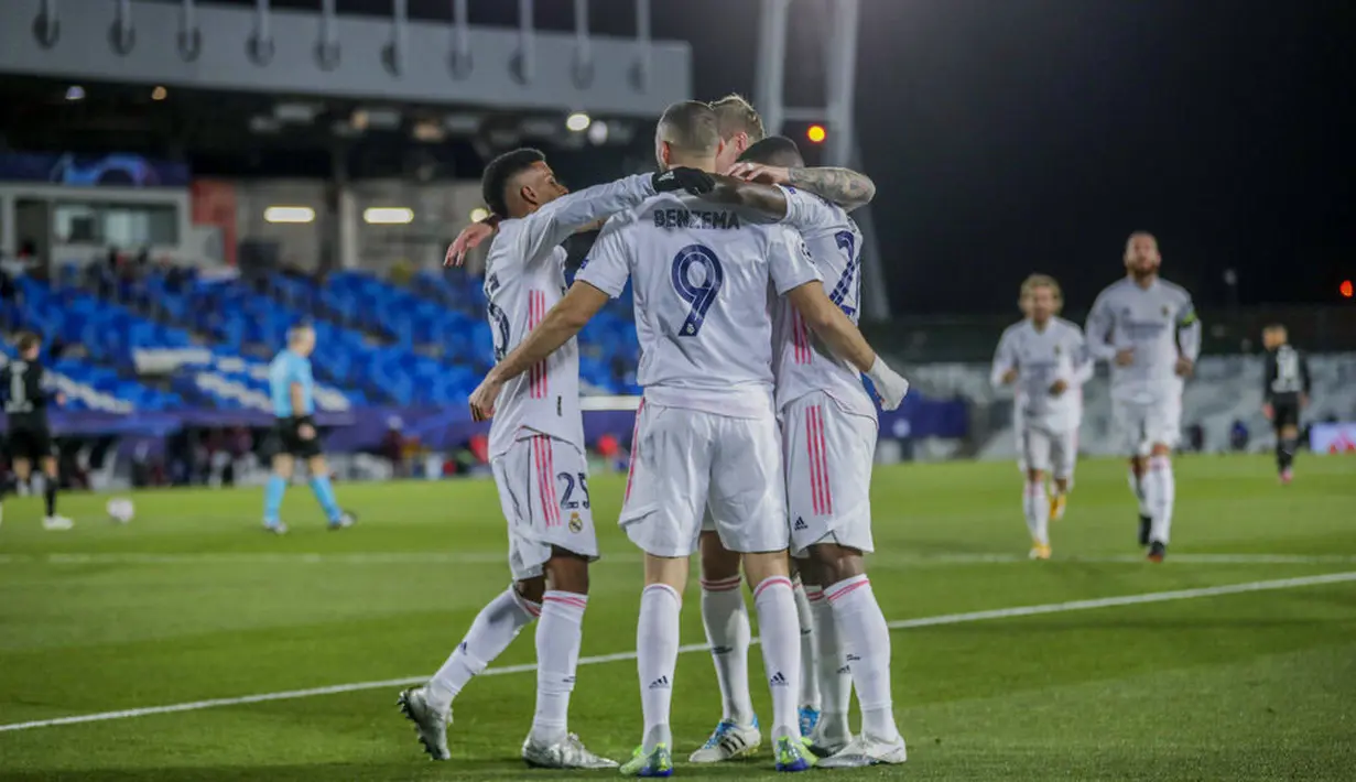Para pemain Real Madrid merayakan gol yang dicetak oleh Karim Benzema ke gawang Borussia Monchengladbach pada laga Liga Champions di Stadion Alfredo Di Stefano, Kamis (10/12/2020). Real Madrid menang dengan skor 2-0. (AP/Bernat Armangue)