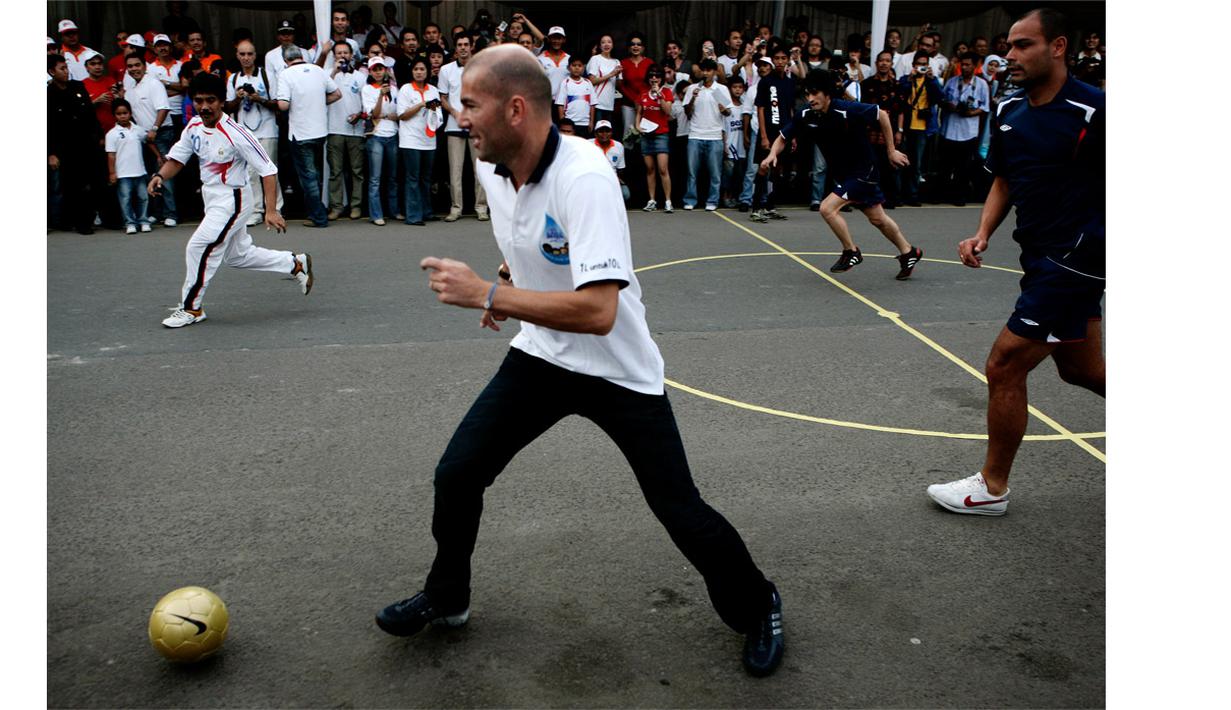  Zinedine Zidane, saat menggiring bola pada pertandingan melawan selebriti Indonesia di Jakarta, Indonesia, (08/07/2007). Zidane melakukan tur ke Indonesia guna mempromosikan sepak bola untuk anak-anak. (EPA/Jurnasyanto Sukarno)