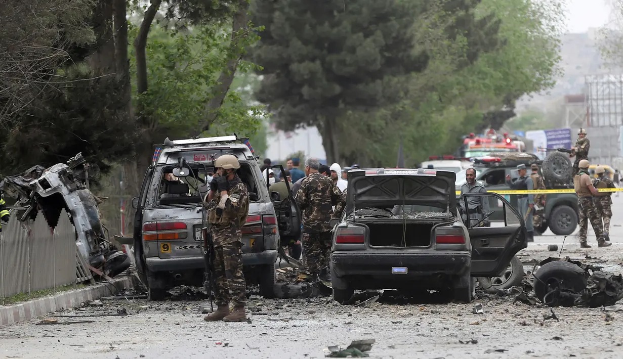 Kondisi kendaraan yang terkena serangan bom di dekat gedung Kedubes AS di Kabul, Afghanistan, Rabu (3/5). Delapan warga sipil dan tiga tentara AS dilaporkan tewas dalam insiden tersebut. (AP Photos / Massoud Hossaini)