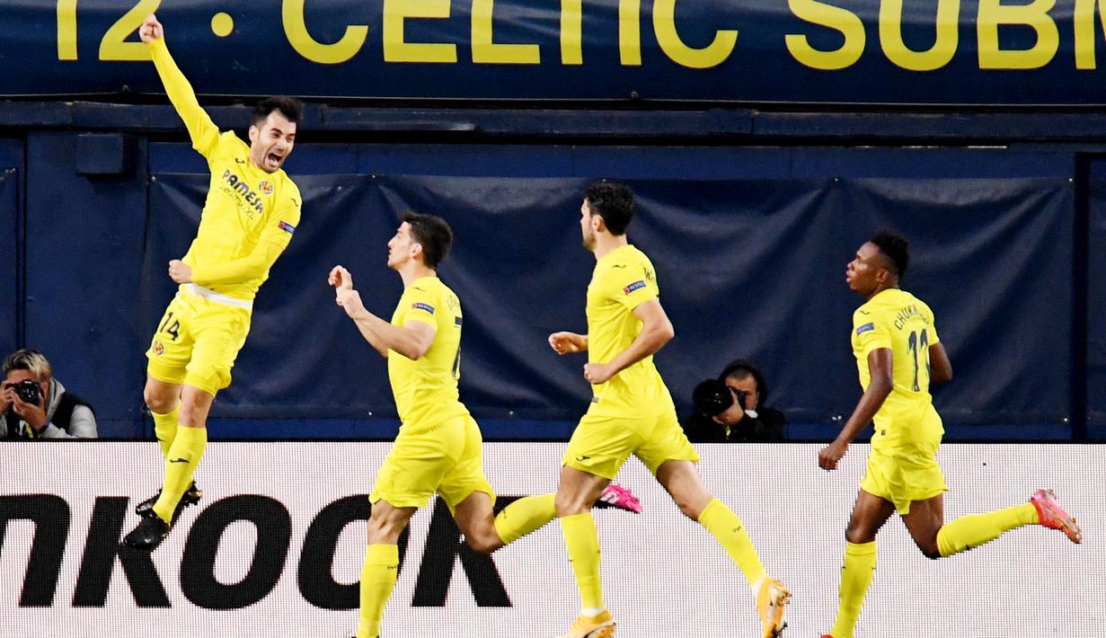 Pemain Villareal, Manuel Trigueros, melakukan selebrasi usai mencetak gol ke gawang Arsenal pada laga Liga Europa di Stadion Ceramica, Jumat (30/4/2021). Villareal menang dengan skor 2-1. (AFP/Jose Jordan)