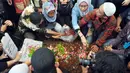 Laila Sari, kini sudah tenang di tempat peristirahatan terakhirnya. Di TPU Karet Bivak, Jakarta Pusat, jenazah Laila dikebumikan. Sanak keluarga, tetangga hingga puluhan ojek online turut mengantar Laila Sari. (Nurwahyunan/Bintang.com)