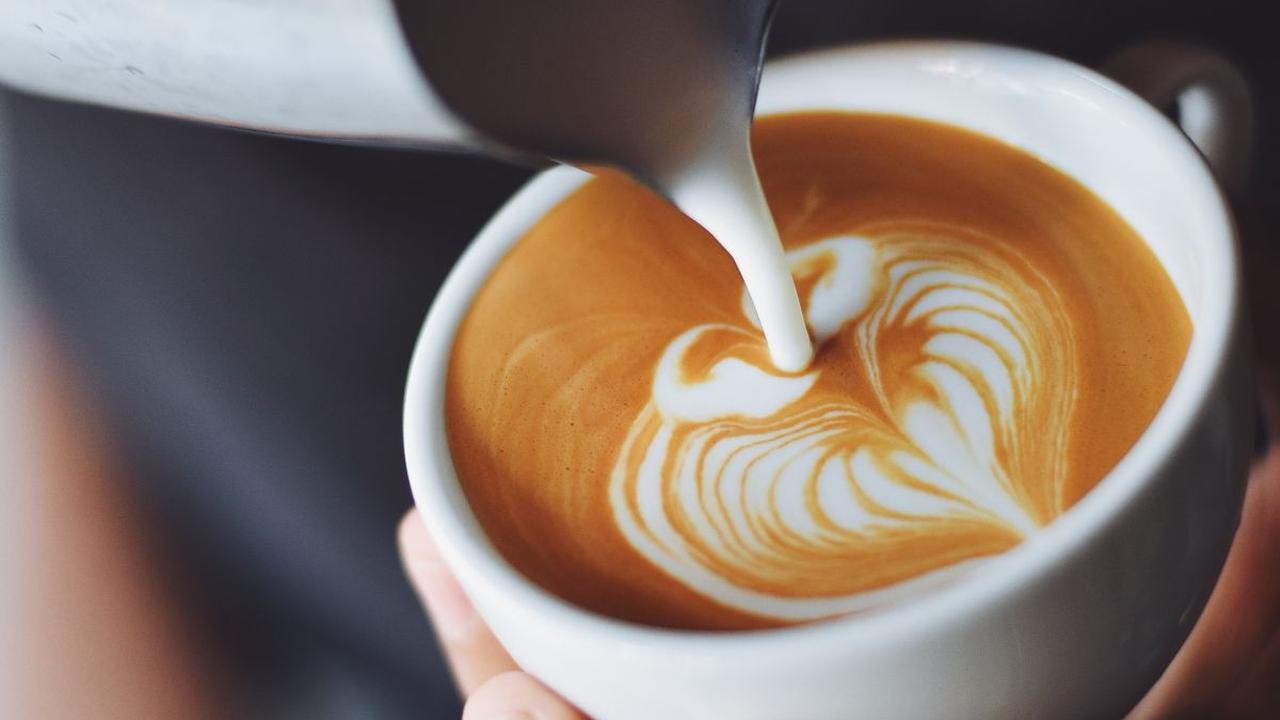 Penting untuk diingat bahwa efek-efek di atas mungkin tidak dialami oleh semua orang dengan cara yang sama.<br><br><br><br>Jika Anda ingin tetap menikmati kopi susu setiap hari, pertimbangkan untuk mengurangi tambahan gula, memilih varian rendah kafein, d