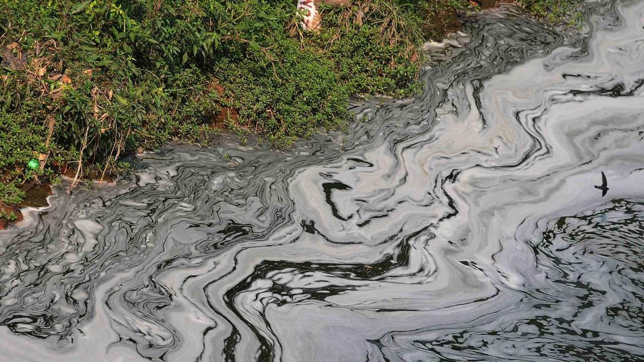 Kemunculan busa putih terlihat pada aliran Kanal Banjir Timur (KBT) yang keluar dari pintu air Malaka Sari, Jakarta, Selasa (22/8/2023).
