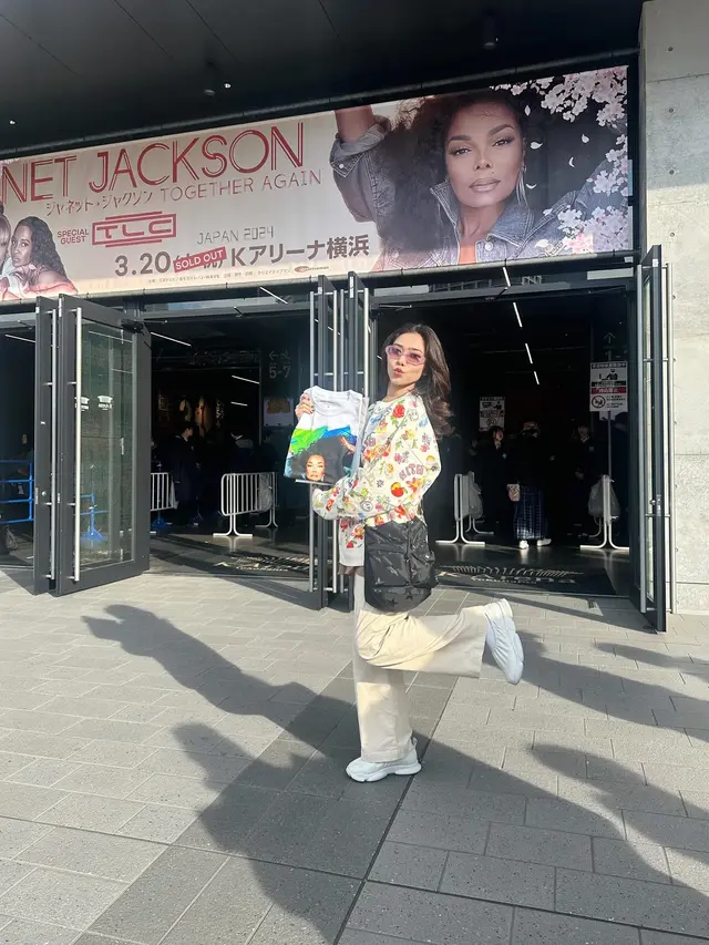 7 Potret Isyana Sarasvati dan Afgan di Jepang, Seru Main Bareng Doraemon