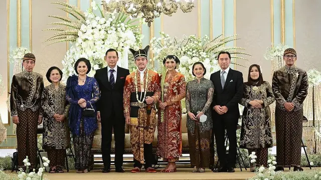 AHY berfoto dengan Kaesang Pangarep dan Erina Gudono di pelaminan. (Foto: Dok. Instagram @agusyudhoyono)