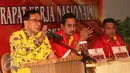 Ketua Dewan Pertimbangan Partai Golkar Akbar Tandjung memberikan sambutan di acara penandatangan kerjasam Jamkrindo dan untuk membantu mempermudah akses kredit bagi kelompok UMKM dan koperasi, Jakarta, Minggu (9/8/2015). (Liputan6.com/Helmi Afandi)