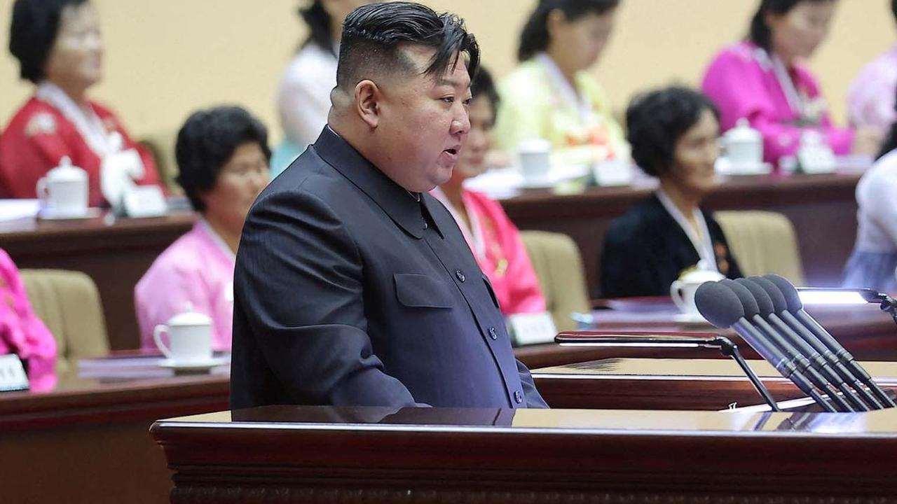 Pemimpin Korea Utara Kim Jong-un menangis saat menyampaikan pidatonya di hadapan ibu-ibu. Momen itu terjadi ketika Kim menghadiri acara Pertemuan Nasional Para Ibu ke-5 di Pyongyang, beberapa waktu lalu.