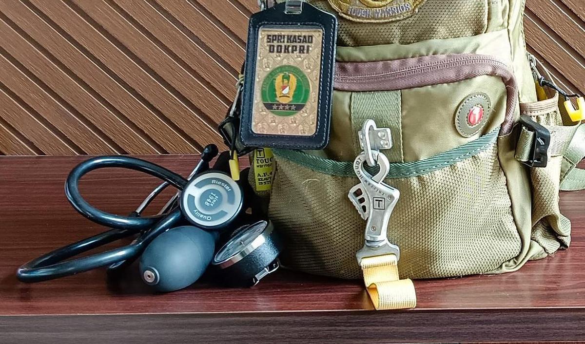 Setiap hari ia selalu melakukan pengecekan kesehatan dan pemeriksaan secara langsung terhadap Jenderal Dudung dan keluarganya.
