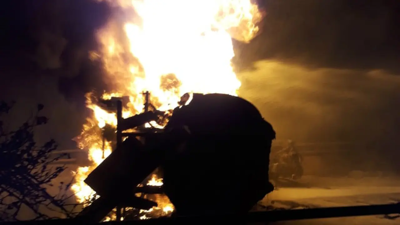 Truk tangki Pertamina terbakar di Tol Dalam Kota, Jakarta tepat KM 005.100 B Rawamangun mengarah ke Cawang