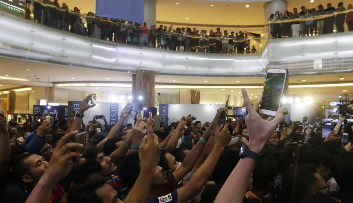 Suporter menyambut kedatangan legenda Barcelona, Carles Puyol, saat jumpa fans di Jakarta, Senin (11/3). Jumpa fans ini dalam rangka UEFA Champions League Trophy Tour di Indonesia. (Bola.com/Vitalis Yogi Trisna)