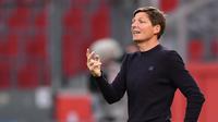 Pelatih Wolfsburg, Oliver Glasner, memberikan arahan kepada pemainnya saat menghadapi Bayer Leverkusen pada laga pekan ke-28 Bundesliga di Stadion Bay Arena, Selasa (26/5/2020) waktu setempat. Wolfsburg menang 4-1 atas Bayer Leverkusen. (AFP/Marius Becker/POOL)