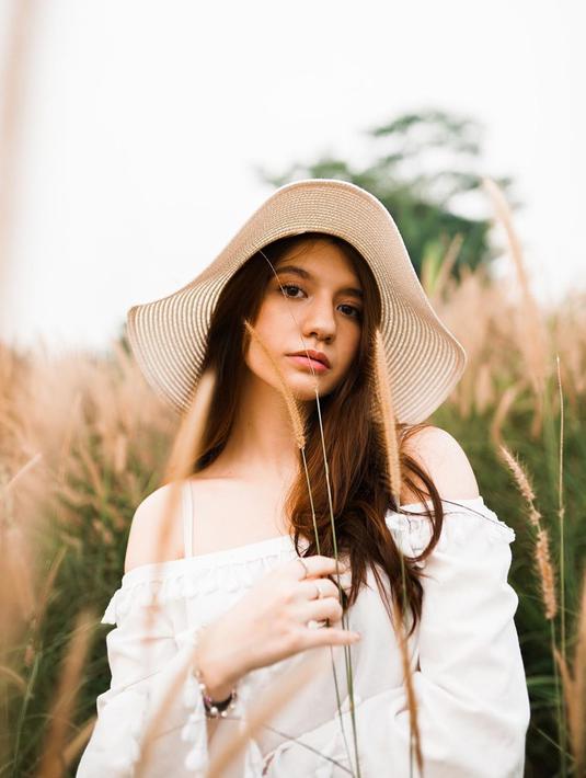Foto Gaya Cassandra Lee Bermain Di Tengah Sawah Tampil Santai Hot Liputan6 Com