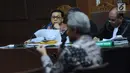 Terdakwa dugaan korupsi pengadaan e-KTP, Setya Novanto saat mendengar kesaksian mantan Wakil Ketua Komisi II DPR, Ganjar Pranowo pada sidang lanjutan di Pengadilan Tipikor, Kamis (8/2). Sidang mendengar keterangan saksi. (Liputan6.com/Helmi Fithriansyah)