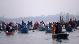 Peserta mengenakan kostum sambil mendayung perahu menyusuri Grand Canal pada parade upacara pembukaan karnaval Venesia di Italia, 28 Januari 2018. Karnaval Venesia pertama kali diselenggarakan pada abad ke-11.  (AFP Photo / FILIPPO MONTEFORTE)