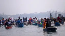 Peserta mengenakan kostum sambil mendayung perahu menyusuri Grand Canal pada parade upacara pembukaan karnaval Venesia di Italia, 28 Januari 2018. Karnaval Venesia pertama kali diselenggarakan pada abad ke-11.  (AFP Photo / FILIPPO MONTEFORTE)