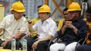 Setya Novanto (tengah) berbincang dengan Anggota Dewan Kehormatan Golkar MS Hidayat (kiri) saat peresmian pembangunan Gedung Panca Bakti DPP Golkar di Jakarta, Minggu (12/11). (Liputan6.com/Faizal Fanani)