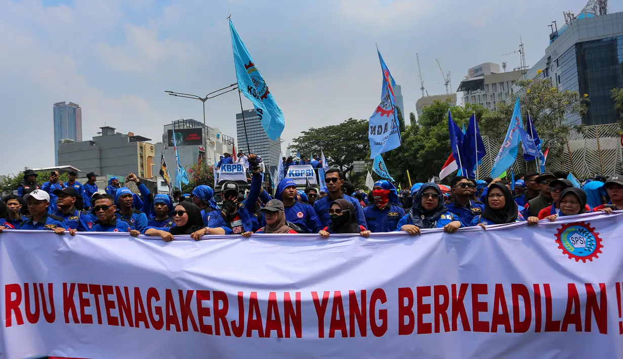 Massa buruh membawa spanduk dan poster saat melakukan aksi unjuk rasa di kawasan Sudirman-Thamrin, Jakarta Pusat, Kamis (24/9/2026). Dalam aksi tersebut, buruh menyuarakan tuntutan terkait perbaikan sistem pengupahan serta perlindungan pekerja kontrak dan pekerja platform digital. (KLY/Budy Santoso)