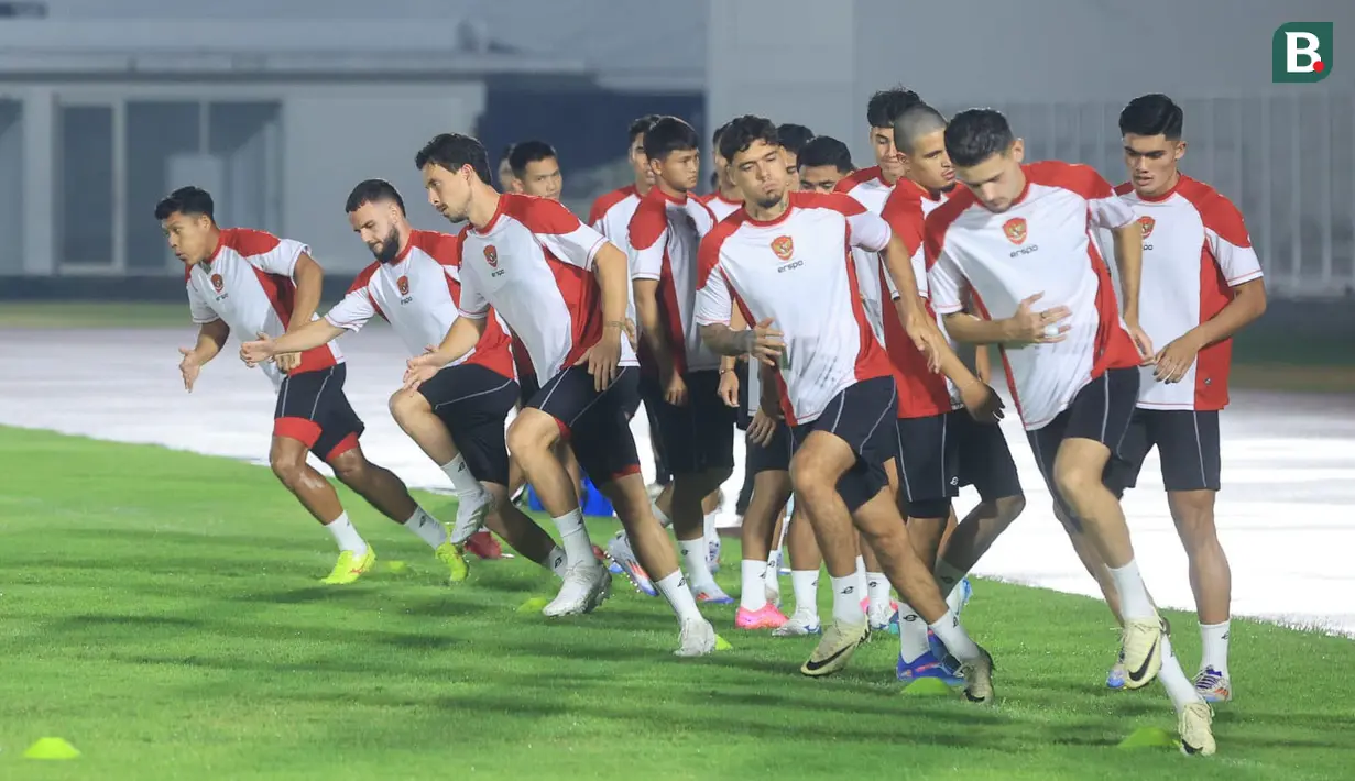 Timnas Indonesia dan Timnas Australia batal menggelar official training atau latihan resmi di Stadion Utama Gelora Bung Karno (SUGBK), Jakarta Pusat, pada Senin (9/9/2024) akibat diguyur hujan deras. Untuk menghindari rusaknya rumput SUGBK, Timnas Indonesia akhirnya menggunakan Stadion Madya dalam official training, sementara sang tamu melakoninya di Lapangan A Gelora Bung Karno. (Bola.com/M Iqbal Ichsan)