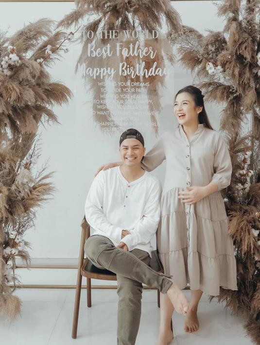 "Terimakasih banyak untuk @rspondokindah, untuk dokter-dokter hebat terutama dokter obgyn-ku Dr.Azen Salim, dokter specialis anak dr.Robert Soetandio dan Dokter Anastesi dr.Habibi dan juga semua suster-suster yg sangat baik,” ungkap Chelsea Olivia. (Instagram/chelseaoliviaa)