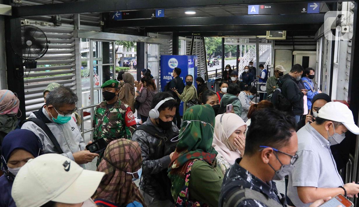 Personil TNI berjaga di Halte TransJakarta Bendungan Hilir, Jakarta, Rabu (1/3/2023). PT TransJakarta menempatkan petugas TNI di halte dan armada bus TransJakarta guna mengantisipasi kejadian pelecehan seksual yang kerap terjadi di bus TransJakarta. (Liputan6.com/Herman Zakharia)