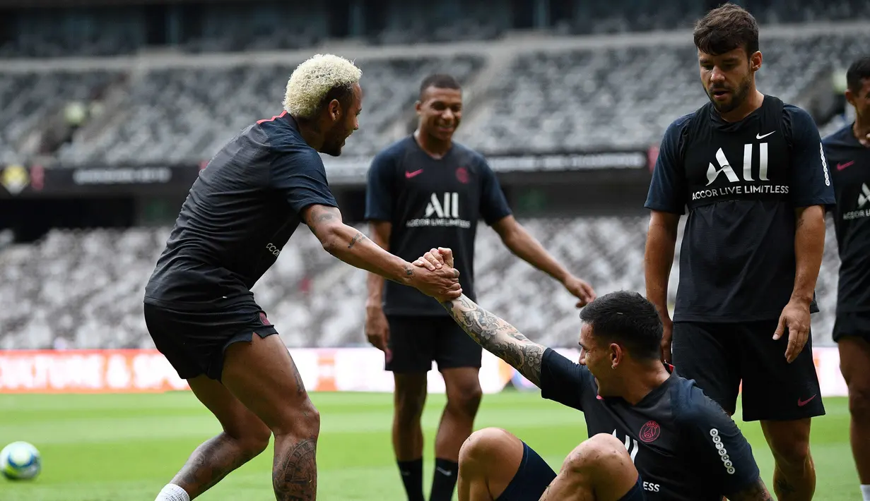 Pemain Paris Saint-Germain Neymar (kiri) bercanda dengan Leandro Paredes saat sesi latihan jelang menghadapi Rennes dalam Trophee des Champions di Stadion Universiade Shenzhen, China, Jumat (2/8/2019). PSG akan menghadapi Rennes pada Sabtu, 3 Agustus 2019. (FRANCK FIFE/AFP)