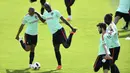 Aksi Para Pemain Portugal saat melakukan pemanasan pada sesi latihan sebelum melawan Prancis pada Ffinal Piala Eropa 2016 di Marcoussis, Paris selatan, (8/7/2016). (AFP/Francisco Leong)