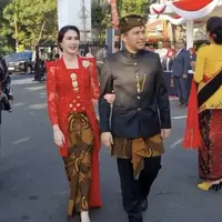 Arumi Bachsin tampil memukau kala menemani sang suami, Emil Dardak. Pada kesempatan ini, ia mengenakan kebaya merah serta kain batik. [Foto: instagram/ Arumi Bachsin]