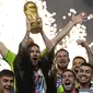 Lionel Messi&nbsp;bersama&nbsp;pemain Argentina lainnya mengangkat trofi Piala Dunia setelah menjadi juara di Piala Dunia 2022 yang berlangsung di Lusail Stadium, Qatar, Senin (19/12/2022). (AP Photo/Martin Meissner)