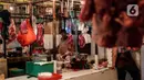 Aktivitas jual beli daging di Pasar Kebayoran Lama, Jakarta, Kamis (24/2/2022). Pedagang daging mengeluhkan harga yang terus naik dan merencanakan mogok dagang mulai hari Senin, 28 Februari 2022 mendatang jika harga daging tidak turun. (Liputan6.com/Johan Tallo)