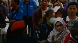 Sejumlah calon penumpang kereta api mengantre memasuki Stasiun Gambir, Jakarta, JumaKt (31/5/2019). H-5 Lebaran, pemudik mulai memadati Stasiun Gambirdimana Lonjakan penumpang kereta api tujuan berbagai kota di Pulau Jawa diprediksi terjadi pada 31 Mei dan 1 Juni 2019. (merdeka.com/Imam Buhori)
