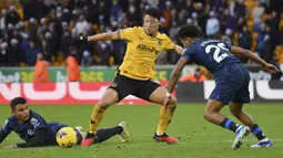 Pemain Wolverhampton Wanderers, Hwang Hee-chan, berusaha melewati pemain Chelsea, Ian Maatsen, pada laga pekan ke-18 Liga Inggris di Stadion Molineux, Minggu (24/12/2023). Wolves memastikan kemenangan di paruh kedua lewat aksi Mario Lemina dan Matt Doherty. Chelsea sempat memperkecil skor berkat gol Christopher Nkunku. (AP Photo/Rui Vieira)