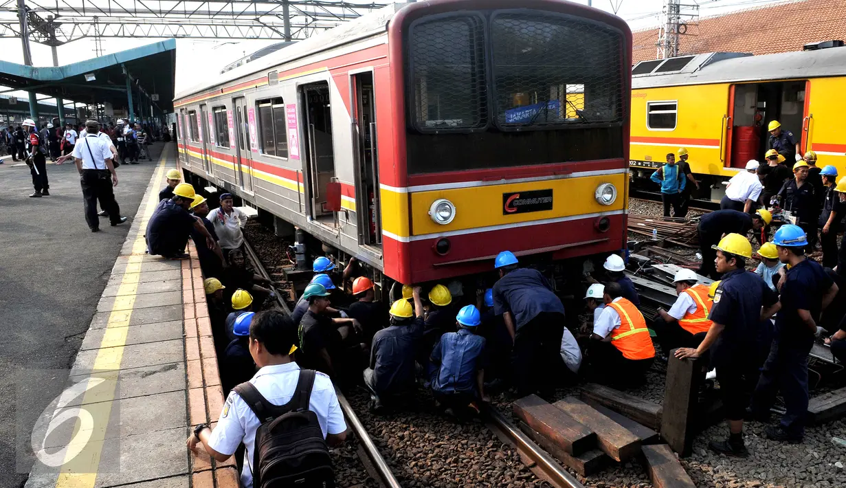 Puluhan petugas berupaya mengevakuasi gerbong kereta yang anjlok di Stasiun Manggarai, Jakarta, Rabu (19/8/2015). Akibat Anjloknya KRL jurusan Bekasi - Kota membuat penumpukan di Stasiun Manggarai (Liputan6.com/Johan Tallo)