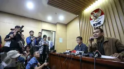 Kabag Informasi dan Pemberitaan KPK Priharsa Nugraha (kanan) memberikan keterangan pers, Jakarta, Sabtu (13/2). 3 dari enam orang yang terjaring OTT ditetapkan sebagai tersangka suap penundaan pengiriman salinan putusan kasasi.(Liputan6.com/Faizal Fanani)