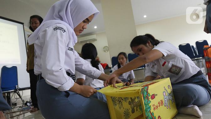 Sejumlah siswi membuat lampion bernuansa imlek di SMA Negri 39 Jakarta, Selasa (21/1/2020). Kerajinan lukisan tersebut dibuat oleh siswa untuk menyambut hari imlek 2571 yang jatuh pada Sabtu (25/1) 2020. (Liputan6.com/Herman Zakharia)