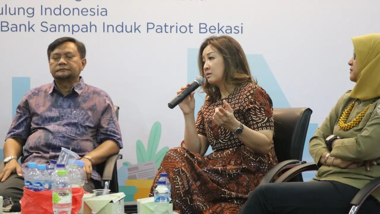 Diskusi penggunaan sampah plastik oleh Komunitas Plastik untuk Kebaikan.